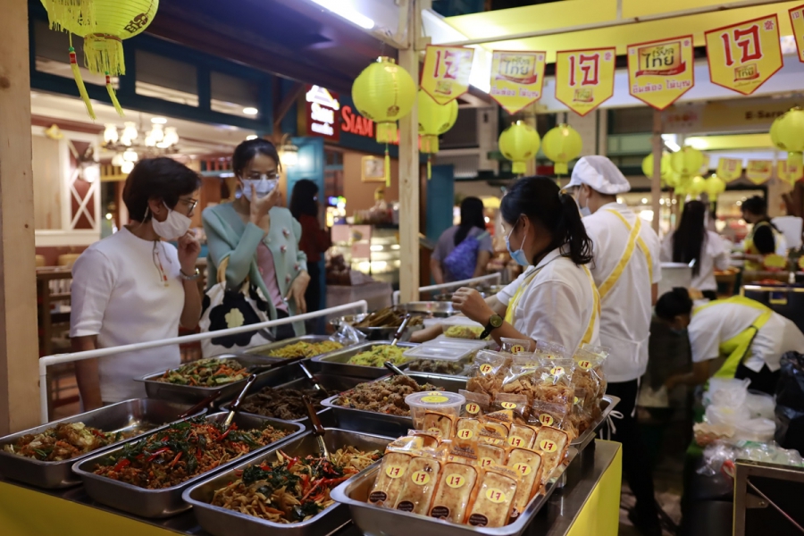 ไอคอนสยาม  คัดสรรสารพันเมนูเจสุดพิเศษจากร้านอาหารชื่อดังกว่า 100 เมนู