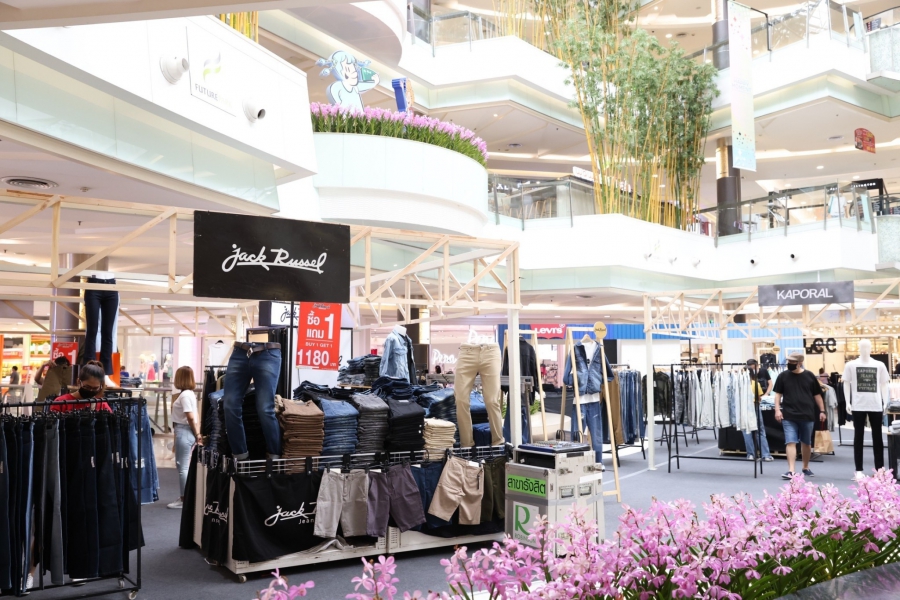 ส่อง 8 ลุคเทรนด์ยีนส์สุดปังจาก “ROBINSON JEANS 2022” แฟชั่นรันเวย์ยีนส์แห่งปีที่สายแฟต้องมี!