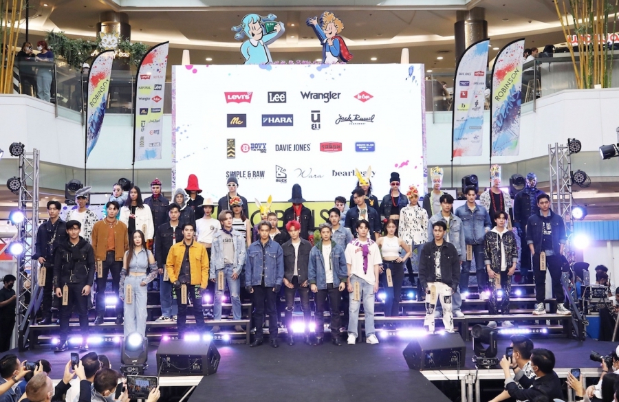 ห้างโรบินสัน คอลแลปส์แบรนด์ยีนส์ไทยและอินเตอร์ชั้นนำ จัดบิ๊กแฟร์ “ROBINSON JEANS 2022” คว้า 3 หนุ่มฮอต TRINITY “เติร์ด–ปอร์เช่–แจ๊คกี้” และทัพดารายีนส์ไอคอนนิก อัปเดตเทรนด์ยีนส์บนแฟชั่นรันเวย์สุดปัง พร้อมว้าว! กับ EXHIBITION ยีนส์สุดเอ็กซ์คลูซีฟแห่งปี