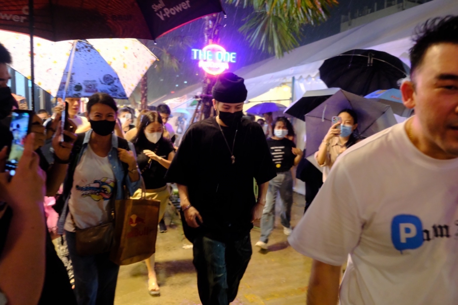แจ็คสัน หวัง โผล่เซอร์ไพรส์ ลุยฝนเที่ยวตลาดดิวัน รัชดา ทำเอาอากาเซ่ กรี๊ดถ่ายรูปเซลฟี่