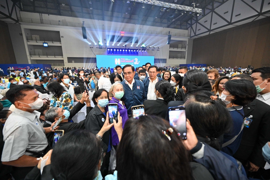นายกฯ เปิดงาน “ก้าวสู่ทศวรรษที่ 3 กองทุนหมู่บ้านและชุมชนเมือง” ชื่นชมการดำเนินงานของสมาชิก ยืนยันพร้อมผลักดันเศรษฐกิจฐานราก เพื่อสร้างชาติที่มั่นคงยั่งยืนร่วมกัน