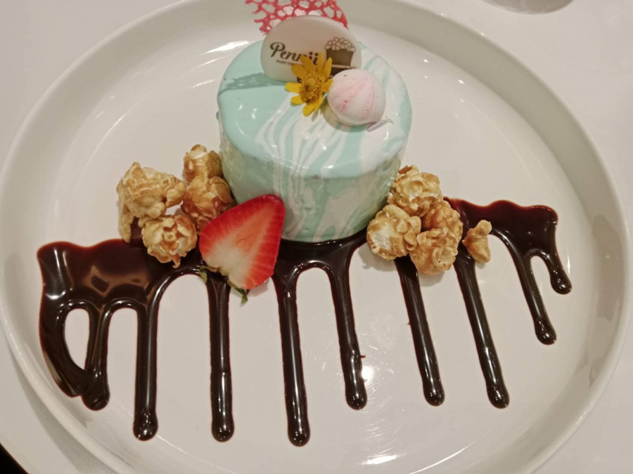 Pennii Popcorn Cafe พรีเมียมเบเกอรี่สไตล์ฝรั่งเศส  ที่สาขา “สยามพารากอน” เป็นร้านคาเฟ่เล็กๆแต่อบอวนด้วยกลิ่นหอมและความอร่อยทั้งขนมและอาหารว่าง
