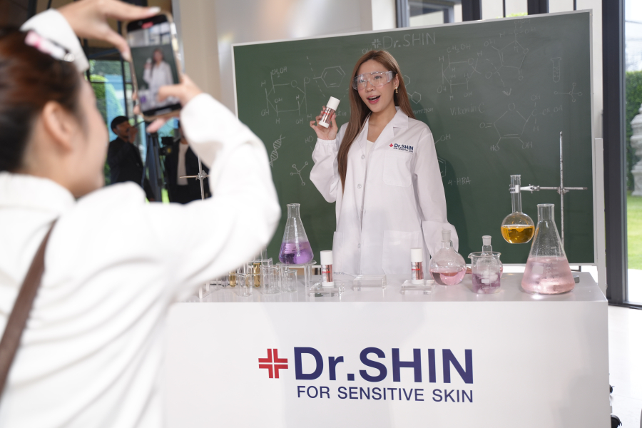โรจูคิส เปิดตัวแบรนด์ใหม่ DR. SHIN ที่ค้นคว้าและพัฒนาร่วมกับ ดร.ชิน ดงวู ศัลยแพทย์ความงามชื่อดังจากประเทศเกาหลี สู่ นวัตกรรมเซรั่มจัดการฝ้ากระแดด จุดด่างดำสะสม 10 ปี ด้วยเทคโนโลยี BIO-CONVERSION