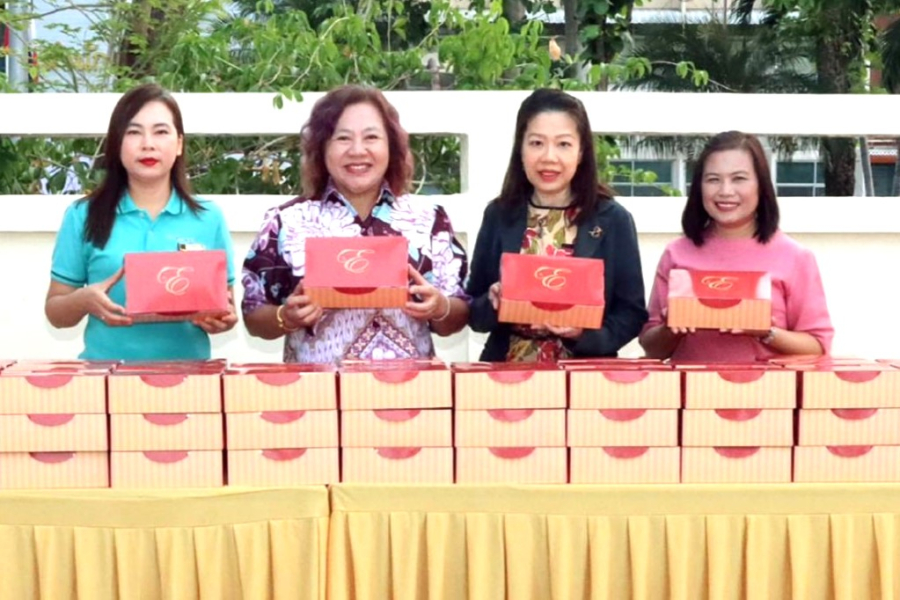 ดิเอมเมอรัลด์ ร่วมทำบุญตักบาตรสามเณรภาคฤดูร้อน