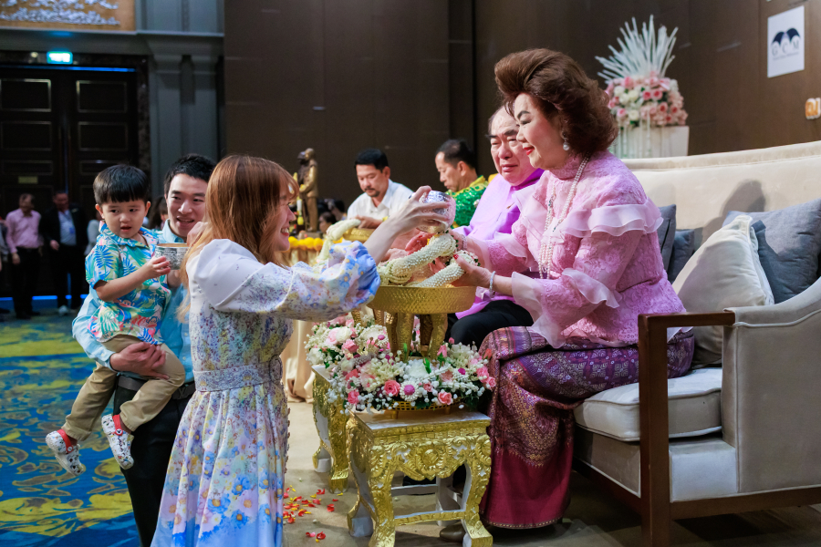 พิธีรดน้ำขอพรสืบสานประเพณีสงกรานต์