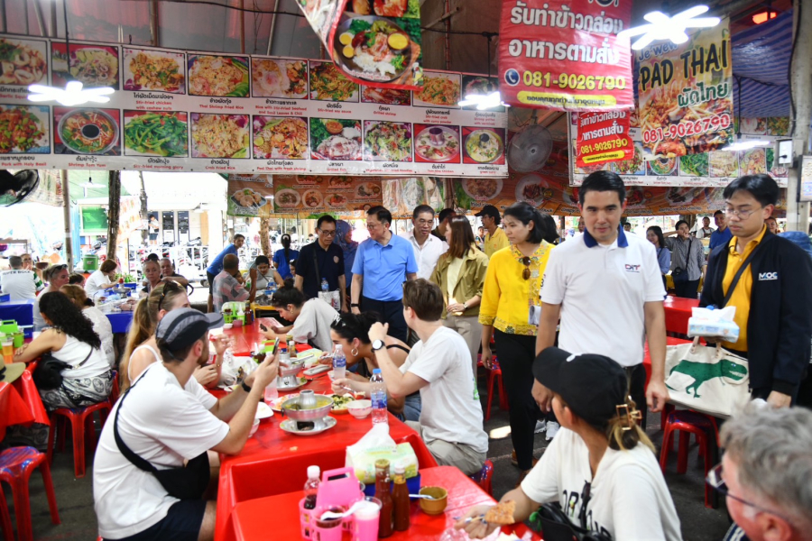 “จตุพร” ลงพื้นที่ตลาดนัดจตุจักร ให้กำลังใจพ่อค้าแม่ค้า ชวนไทยช่วยไทยกระตุ้นเศรษฐกิจ เดินหน้าปรับโฉมตลาดสู่แลนด์มาร์กของไทย