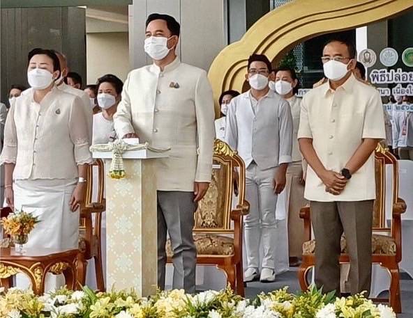 อิทธิพล คุณปลื้ม รัฐมนตรีว่าการกระทรวงวัฒนธรรม เป็นประธาน สวดพุทธมนต์ ตักบาตร และปล่อยขบวนรถเทียนพรรษา