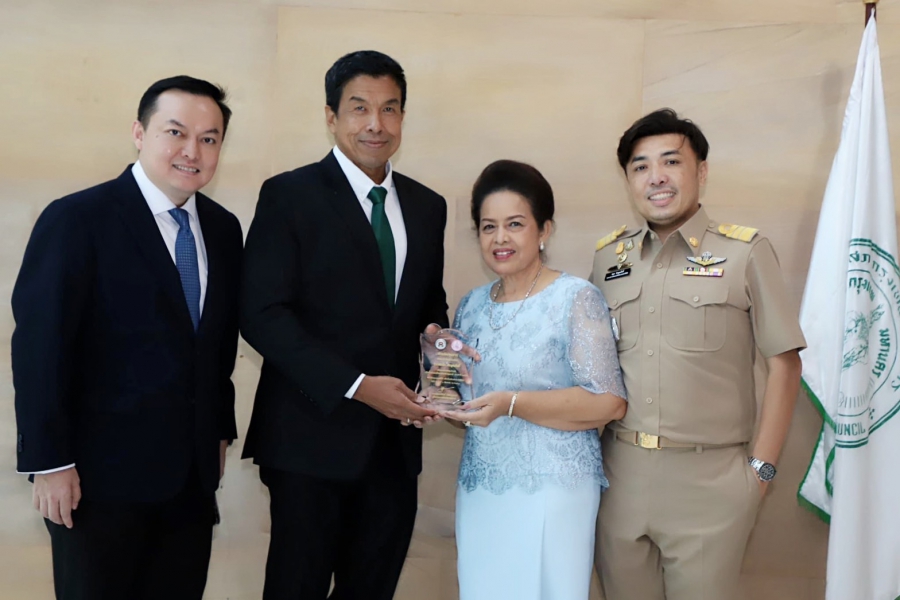 รศ.ดร. ชัชชาติ สิทธิพันธุ์ให้เกียรติแสดงความยินดีกับ สมนึก สินพูนภักดิ์