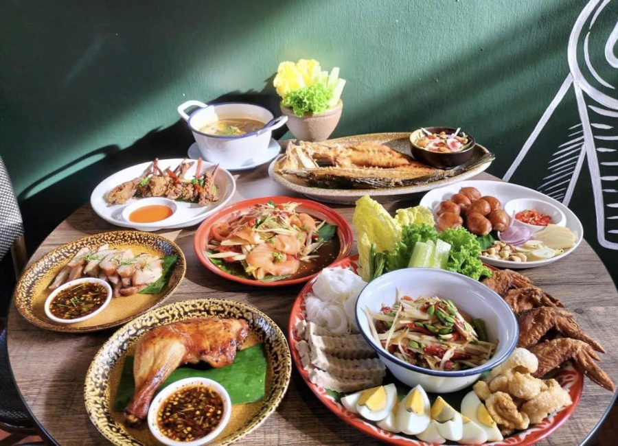 ร้านอาหารไทยอีสาน แซ่บคักๆ สุขุมวิท16