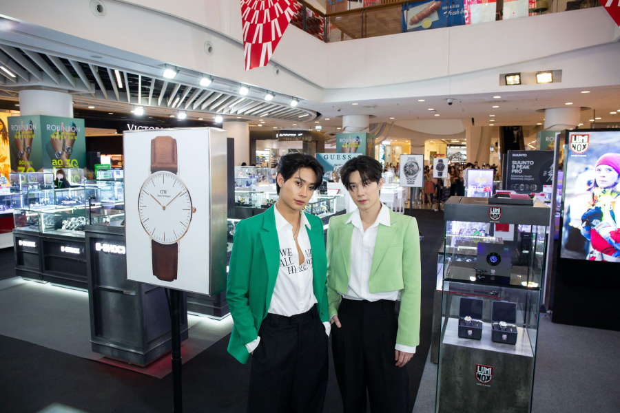 ห้างโรบินสัน แท็กทีมสองหนุ่มฮอต “ติวเตอร์ – ยิม” สร้างความสุขแก่เหล่าวอทช์เลิฟเวอร์ นำทีมยลโฉม 8 นาฬิกาไฮไลท์แบรนด์ดัง กับการกลับมาอีกครั้งของงานมหกรรมนาฬิกาแห่งปี “ROBINSON THE ULTIMATE WATCH FAIR 2023”