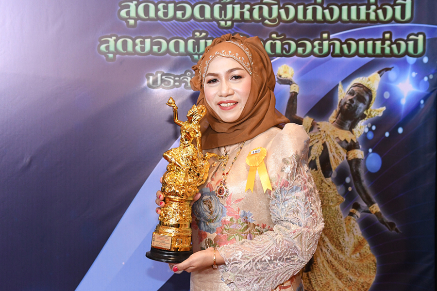 ดร.วันดี ยุโส้ เข้ารับรางวัลสุดยอดผู้หญิงเก่งแห่งปี 2566 สาขา สตรีนักธุรกิจดีเด่น