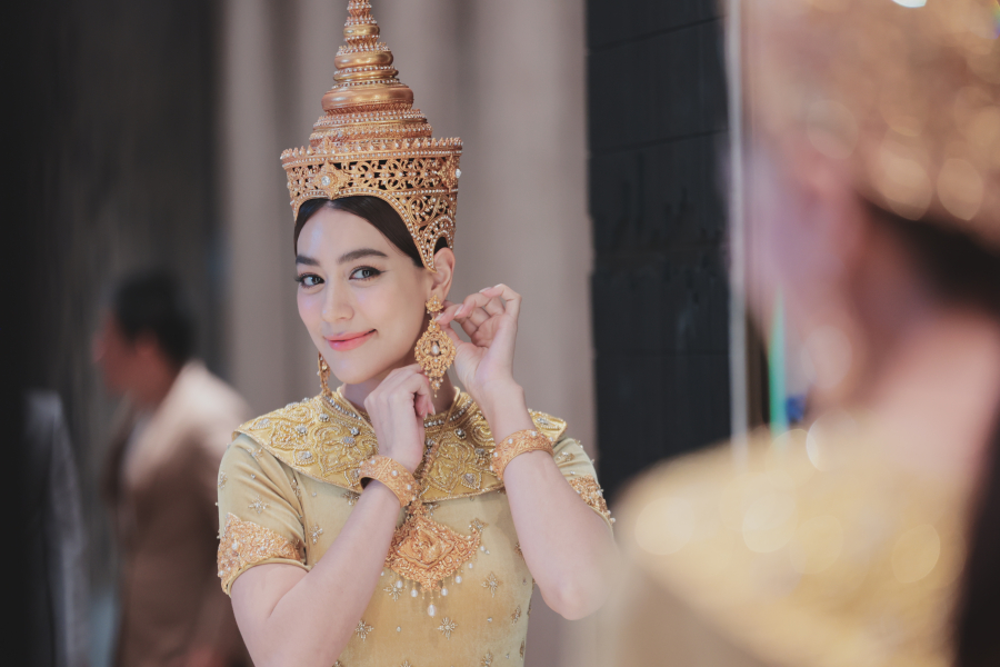 สุดวิจิตรบรรจง ทองถนิมเนรมิต เครื่องประดับนางนพมาศ “คิมเบอร์ลี่” งดงามตระการตา คอนเซปต์ “ยกย่องนางนพมาศเป็นสตรีนักปราชญ์” เครื่องประดับ-ชุดไทย มูลค่ารวมกว่า 30 ล้านบาท