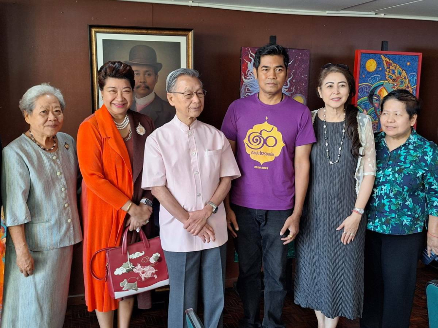 ชวน หลีกภัย เป็นประธานเปิดนิทรรศการภาพวาด “2567: ปีมังกรทอง” โดยศิลปิน ๒ รัชสมัย ที่สมาคมนักเรียนเก่าอังกฤษฯ