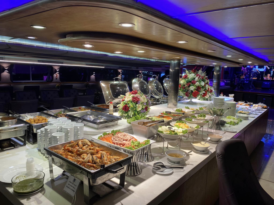 ล่องเรือชมแม่น้ำเจ้าพระยา วิวสวยจับใจ Wonderful Pearl Cruise เรือลำใหญ่นั่งสบายมาก เรือลำนี้มีถึง 3 ชั้นนะ ที่สำคัญใหญ่จนมีบันไดเลื่อนด้วยล่ะ มีทั้งส่วนที่เป็นแอร์ และแบบโอเพ่นแอร์ ณ ดาดฟ้าคือ เราจะได้เห็นวิว …สองฝั่งแม่น้ำเจ้าพระยาในยามค่ำคืน