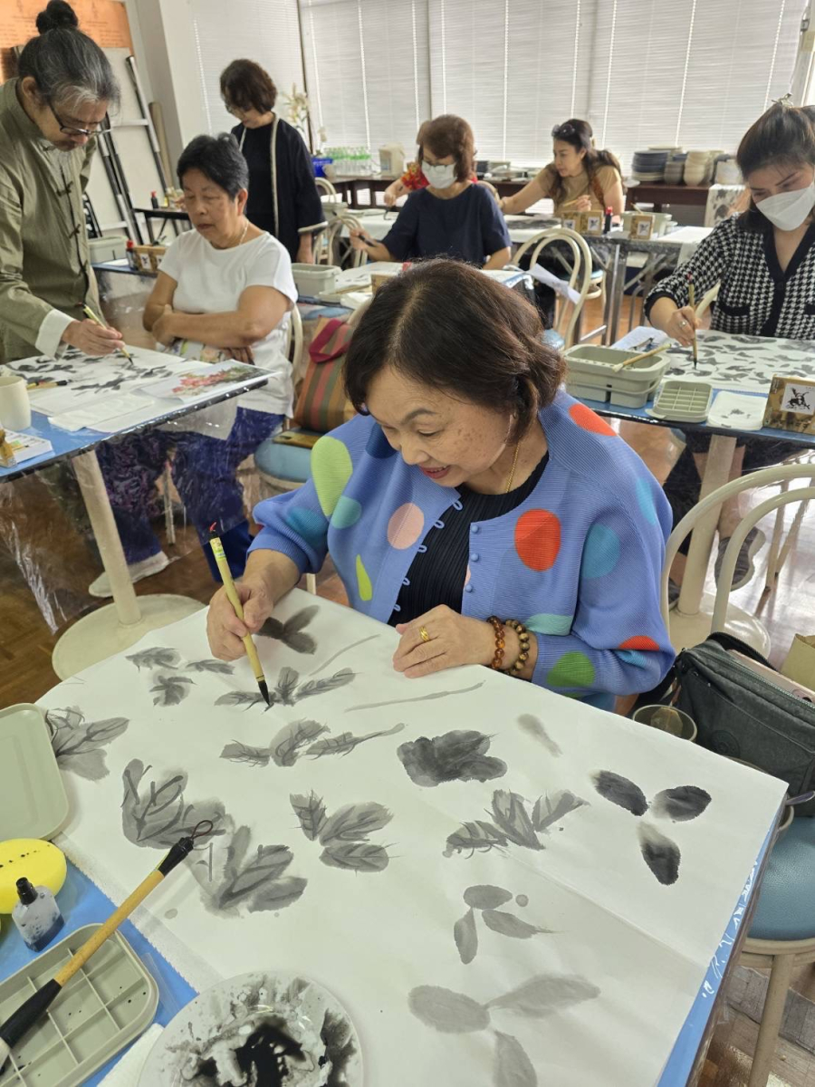 สมาคมนักเรียนเก่าอังกฤษ ในพระบรมราชูปถัมภ์ (สนอ) จัดสอนศิลปะจีนวาดภาพดอกโบตั๋นด้วยพู่กันจีน กับอาจารย์หลู ฉาน ยุน