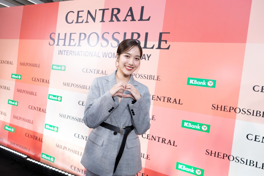 ห้างเซ็นทรัล ในเครือเซ็นทรัล รีเทล แท็กทีมสาวเก่ง “ฟรีน – สโรชา” ร่วมส่งต่อพลังบวกเชิงรุกผ่านการให้ที่ยิ่งใหญ่ ในกิจกรรม “SHEPOSSIBLE x FREEN” ชวนช้อปเสื้อและกระเป๋าดีไซน์สุดพิเศษ พร้อมเซตโปสการ์ด รายได้ทั้งหมดมอบให้สมาคมส่งเสริมสถานภาพสตรีฯ เพื่อช่วยเหลือผู้หญิงที่อยู่ในการดูแลทั่วประเทศ