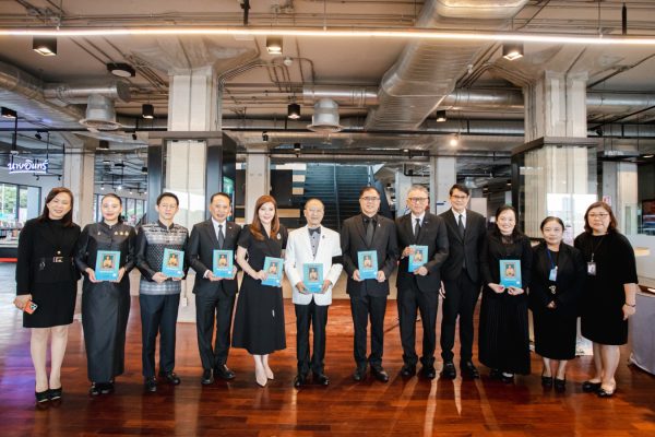 มาดามจอย อวัสดา แท็กทีม ดร.ฉัตรเฉลิม บันทึกสยาม จัดงานเปิดตัว “เขียนถึงสมเด็จฯ” พิมพ์ครั้งที่ 9 กลางแบงก์ชาติแบบสง่างาม แต่บรรยากาศคึกคักไม่แพ้งานพรมแดง