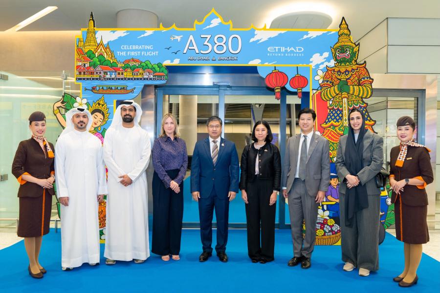 สายการบินเอทิฮัด ปักหมุดกรุงเทพฯ ต้อนรับ A380 ลงจอดครั้งแรกในประเทศไทย ยกระดับประสบการณ์การเดินทางระดับพรีเมียม สายการบินเอทิฮัดฉลองการเปิดให้บริการเที่ยวบินแอร์บัส A380 ครั้งแรกระหว่างอาบูดาบีและกรุงเทพฯ เปิดตัวเดอะเรสซิเดนซ์ (The Residence) ห้องสวีทแบบสามห้องบนฟ้าเพียงแห่งเดียวในโลก เป็นครั้งแรกในประเทศไทย การให้บริการด้วยเครื่องบินแอร์บัส A380 ทุกวัน ช่วยเพิ่มขีดความสามารถในการรองรับผู้โดยสาร พร้อมยกระดับประสบการณ์การเดินทางระดับพรีเมียมบนเส้นทางบินยอดนิยม