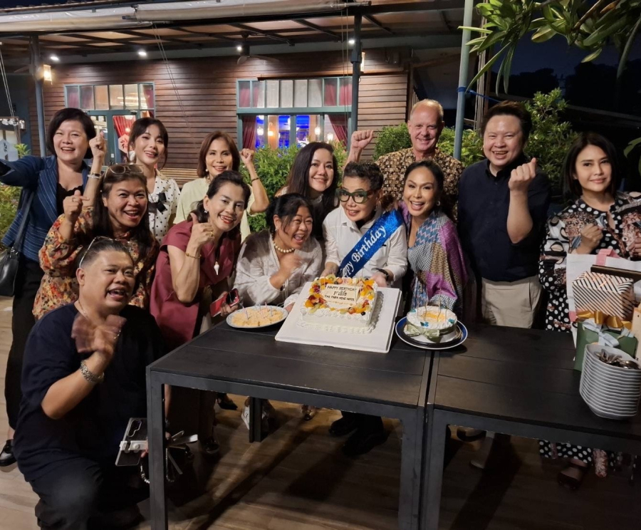 Happy Birthday เอิร์ธ สายสว่าง เรียกว่า ยังคงเป็นที่รักของเหล่าเซเลบริตี้ และ สื่อมวลชนสายไลฟ์สไตล์ เช่นเดิม สำหรับ เอิร์ธ สายสว่าง ฉายา “เจ้าแม่แห่งวงการประชาสัมพันธ์โรงแรม” เหมือนเดิม